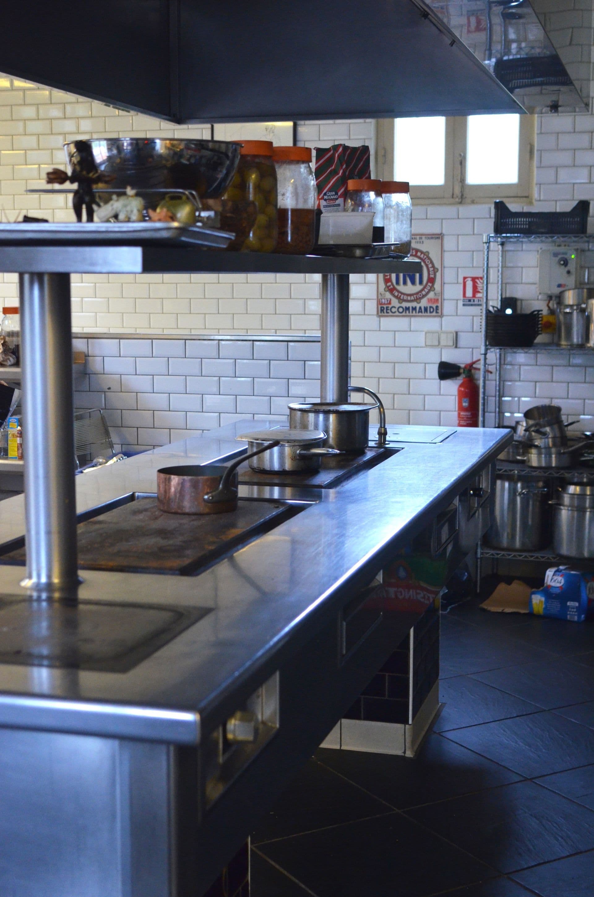 Cocina comercial de acero inoxidable con campana