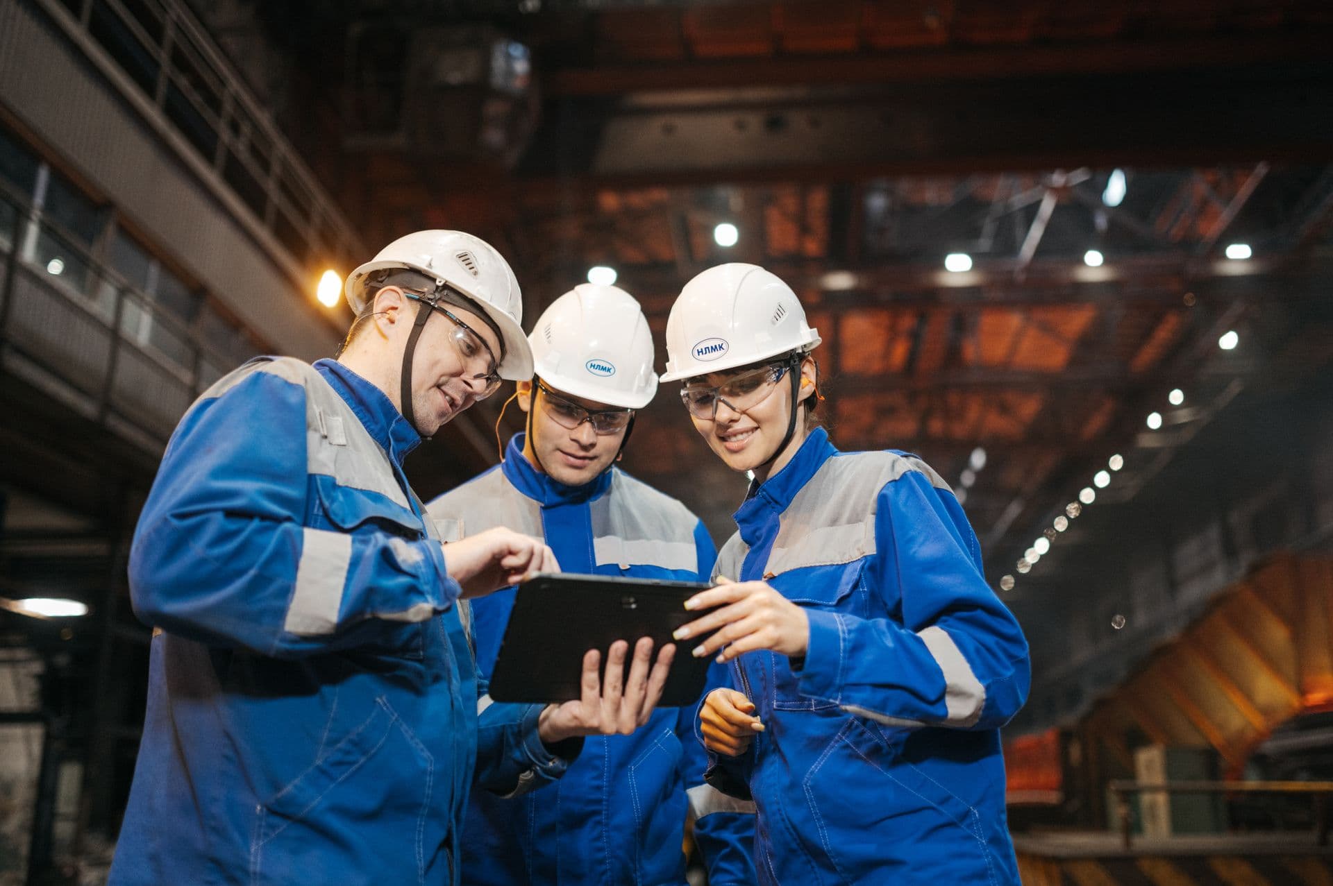 Equipo de obra revisando documentación técnica en planta