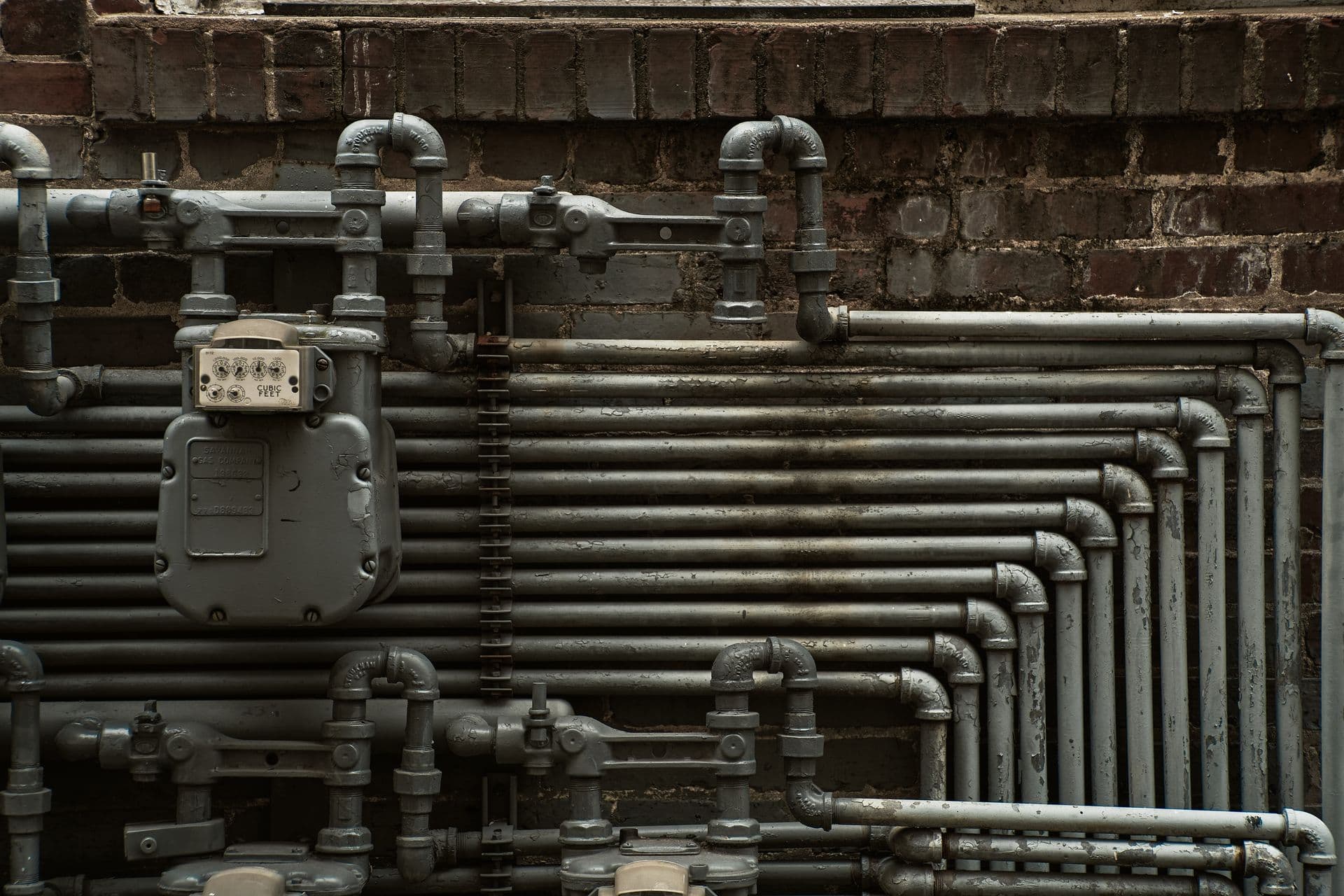 Medidor de gas y batería de cañerías sobre muro