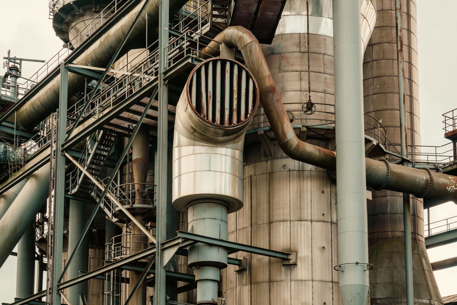 Generador de vapor y conductos de una planta industrial